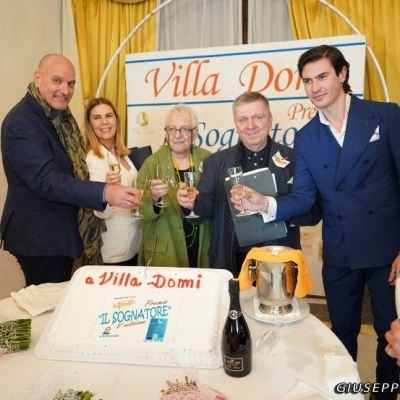 APPLAUSI E CONSENSI PER LA QUINTA EDIZIONE DEL PREMIO IL SOGNATORE CONSEGNATI A VILLA DOMI GLI AMBITI RICONOSCIMENTI