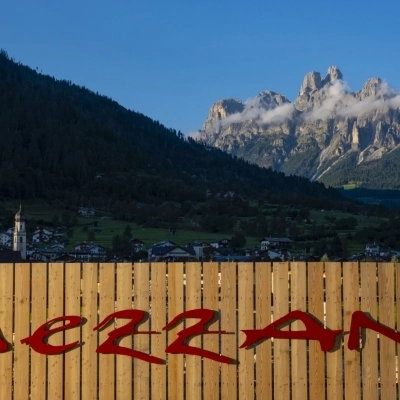 Mezzano di Primiero, Borgo Bello d’Italia dove le cataste di legna si fanno arte fra architetture contadine, affreschi, acque, orti