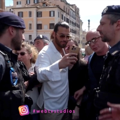 Can Yaman alla Festa della Polizia a Piazza di Spagna