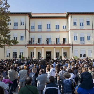 Rimini, alla Colonia Comasca Daniele Mencarelli prende un caffè con la Karis 