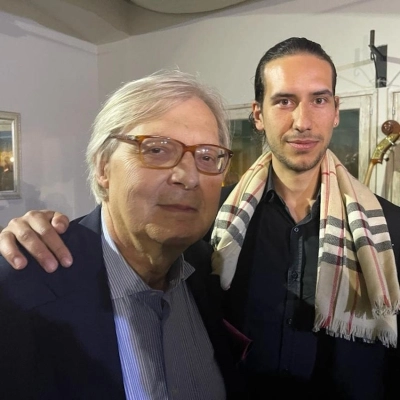 Al compleanno di Sgarbi il cantante Raffaello Bellavista canta l’inno di Mameli