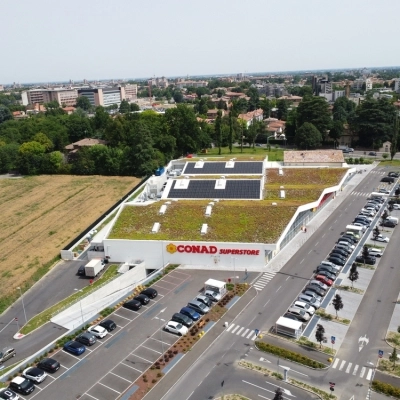 FOTOVOLTAICO E TETTO VERDE, IL NUOVO CONAD DI REGGIO EMILIA RIDUCE LE EMISSIONI GRAZIE A DERBIGUM