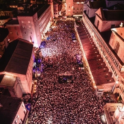 Ferrara Summer Festival: Voglio Tornare negli anni '90 fa scatenare 10.000 persone… il 20/7 Gianni Morandi, il 21/7 il festival chiude con Madame