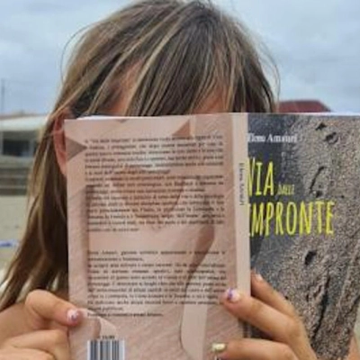 Letture sotto l'ombrellone: Via dalle impronte di Elena Amauri