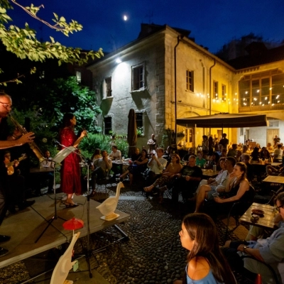 Ferragosto in città, con il Magic Bus in Cascina Cuccagna tra socialità, dj set, jazz, birra in promozione e focacce caserecce: Milano è viva!