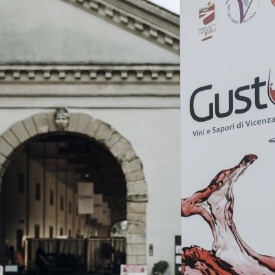 Gustus – Vini e Sapori di Vicenza: la Doc Colli Berici celebra i 50 anni con musica, degustazioni e finger food