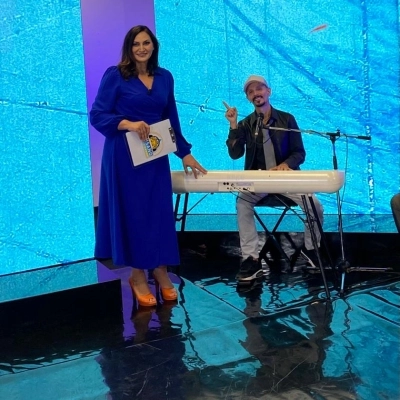 Alex Parravano pianista e cantante su Cusano Italia TV 