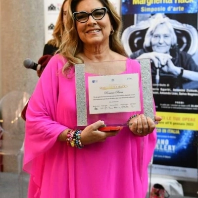 Biennale Milano ricorda il premio dedicato alla scienziata Margherita Hack consegnato a Romina Power 