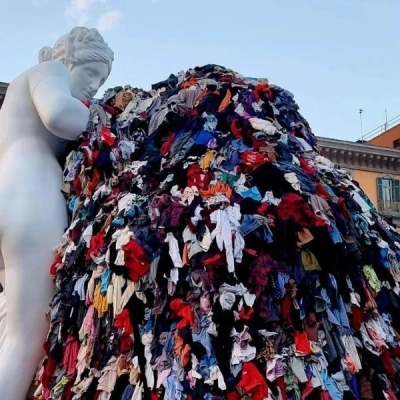 La Venere degli stracci risorge dalle ceneri e torna in piazza Municipio