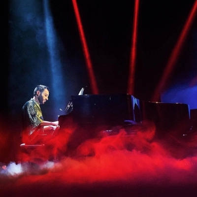 Alessio Ruggio, il pianista italiano che ha conquistato la Francia, torna con “Alchimie”