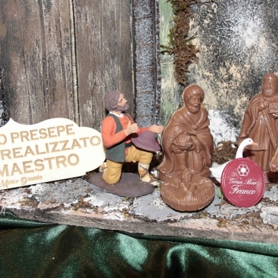 I PASTORI DI CIOCCOLATO DEL BAR FRANCO NEL PRESEPE TRADIZIONALE