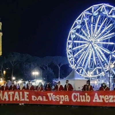 Una parata natalizia di vespisti tra vie e piazze del centro di Arezzo