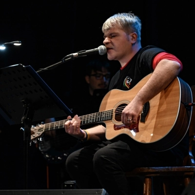 Grande successo al Teatro Capocroce di Frascati per il cantautore Luciano De Cesaris 