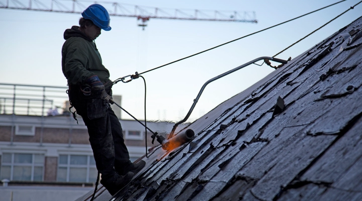 DERBIGUM, L'ALPINO SUL TETTO DI ANVERSA RENDE L'OPERA LEGGERA