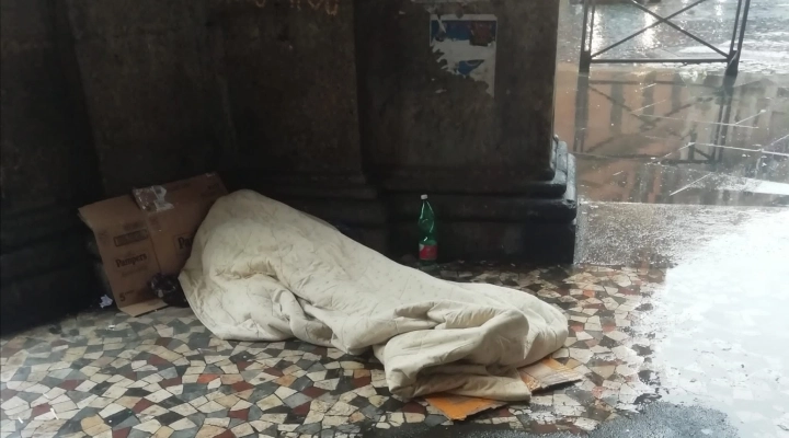 Italia dei Diritti, piazza Vittorio da storico mercato a dormitorio per clochard