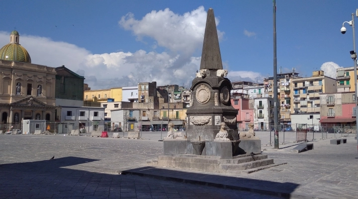 Il decumano del mare, Piazza Mercato