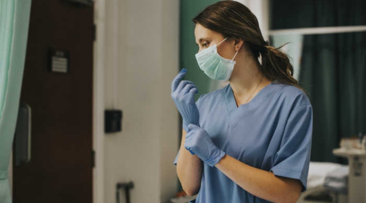 «Fino a che punto le nostre istituzioni, con un alveo di solide disposizioni ad hoc, proteggono e tutelano le nostre operatrici sanitarie nel loro straordinario doppio ruolo di professioniste e madri? E' ora di dare uno 