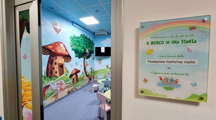 “IL BOSCO IN UNA STANZA”: Nuova veste “fantastica” per la sala giochi e l'ambulatorio della Radiologia IOV di Padova, a cura di OSPEDALI DIPINTI.