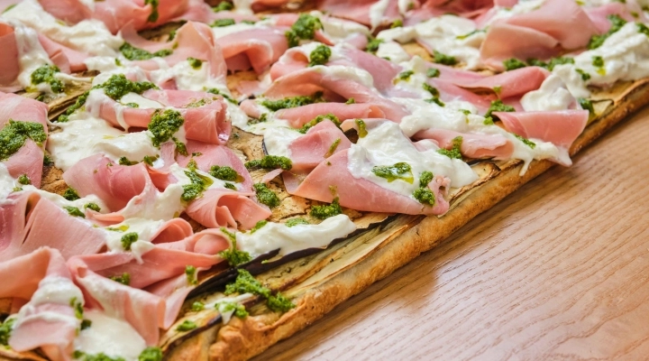 Melanzane grigliate, prosciutto cotto, stracciatella pugliese e pesto: la pizza bianca della Primavera 2023