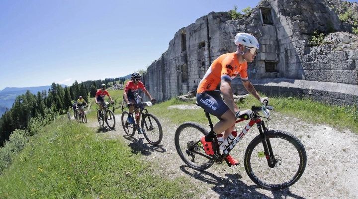 100 KM DEI FORTI AL MASSIMO: LIBERO SFOGO ALLA FANTASIA SUI PEDALI