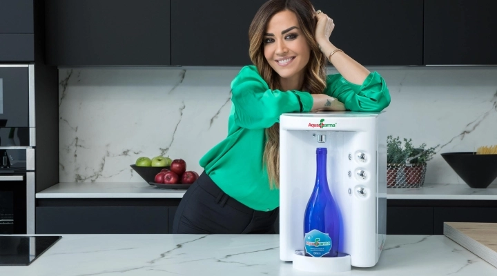 Giorgia Palmas è il nuovo volto della campagna di Aquafarma per promuovere un consumo responsabile dell'acqua