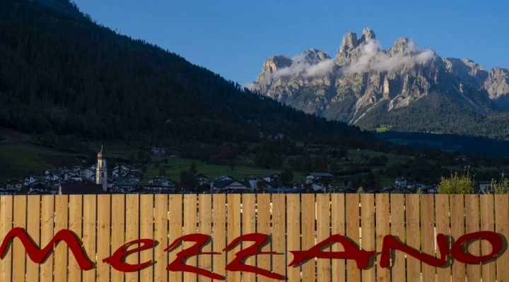 Mezzano di Primiero, Borgo Bello d’Italia dove le cataste di legna si fanno arte fra architetture contadine, affreschi, acque, orti