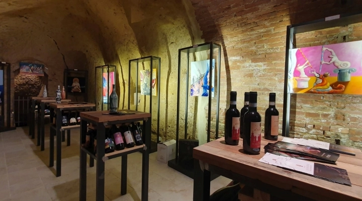 Un affascinante percorso fra arte e degustazione di vini al Podere Casanova Wine Art Shop di Montepulciano – La mostra ‘Rebus’ di Antonio Devetag