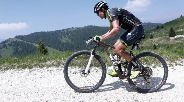 TONY LONGO L’ULTIMO ‘FORTE’ DELLA 100 KM. SULL’ALPE CIMBRA SI SFRECCIA FRA LA STORIA