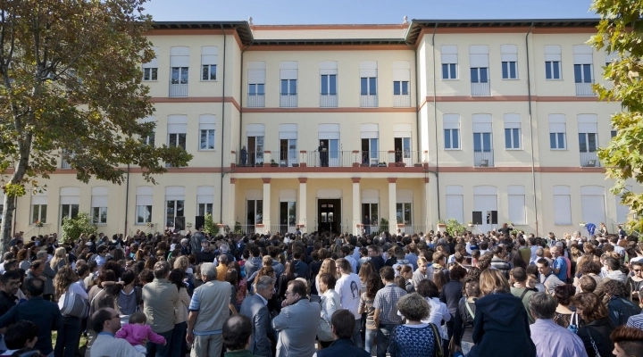 Rimini, alla Colonia Comasca Daniele Mencarelli prende un caffè con la Karis 