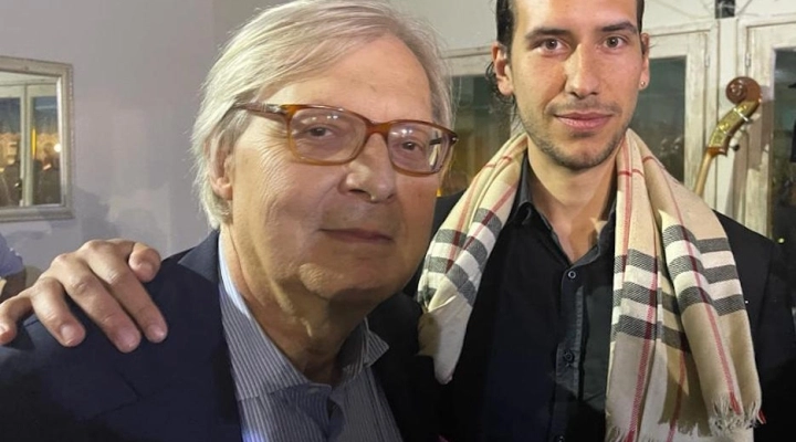 Al compleanno di Sgarbi il cantante Raffaello Bellavista canta l’inno di Mameli