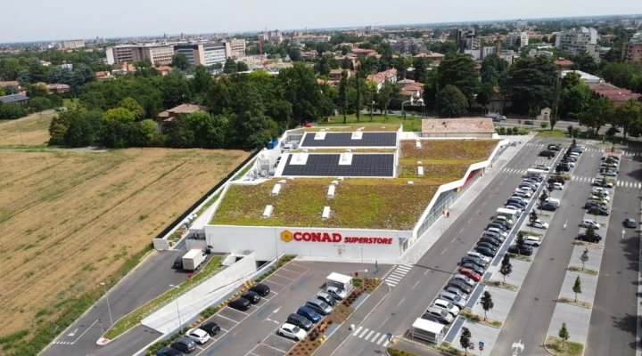 FOTOVOLTAICO E TETTO VERDE, IL NUOVO CONAD DI REGGIO EMILIA RIDUCE LE EMISSIONI GRAZIE A DERBIGUM