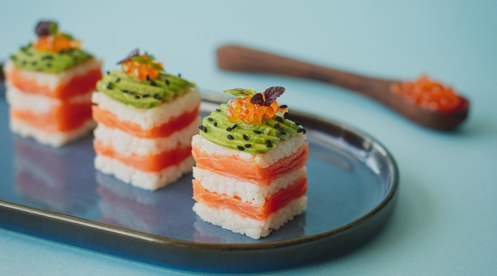 MILLEFOGLIE DI SALMONE AL NATURALE FUMARA,  RISO YUME, AVOCADO E CAVIALE DI SALMONE: il sapore fresco e delicato della nuova ricetta estiva firmata Foodlab