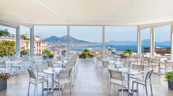 Tensilence per il roof garden del Reinassance Naples Hotel Mediterraneo