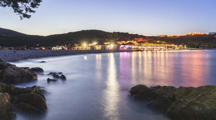 Fino Beach: a Cala Sassari (Golfo Aranci) ogni venerdì si balla Jungle Fever