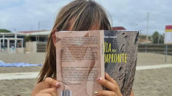 Letture sotto l'ombrellone: Via dalle impronte di Elena Amauri