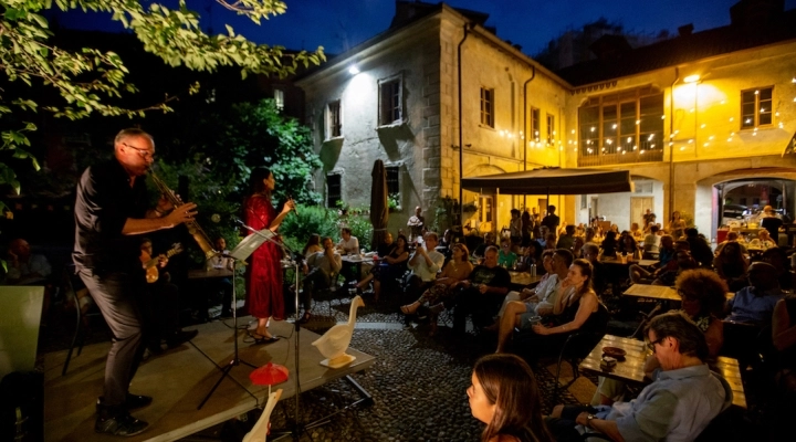 Ferragosto in città, con il Magic Bus in Cascina Cuccagna tra socialità, dj set, jazz, birra in promozione e focacce caserecce: Milano è viva!