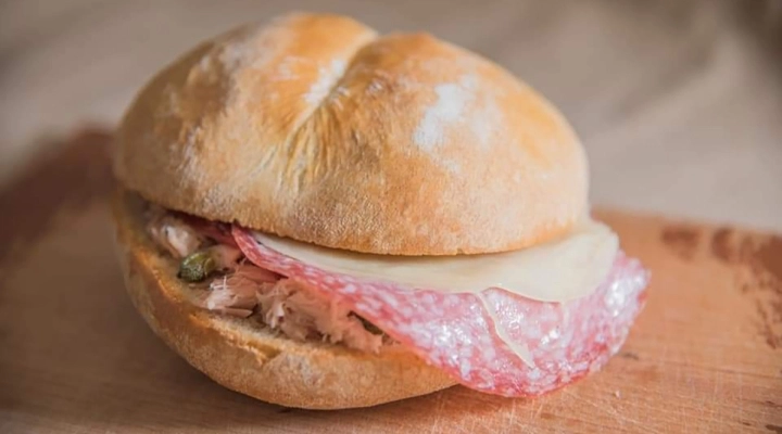 Il tradizionale panino Pasqualino nella proposta gastronomica di Profumi dal Ponte