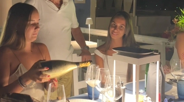 BRUNO BARBIERI sbarca a Panarea, brindisi a sorpresa con ospiti a cena in ristorante 