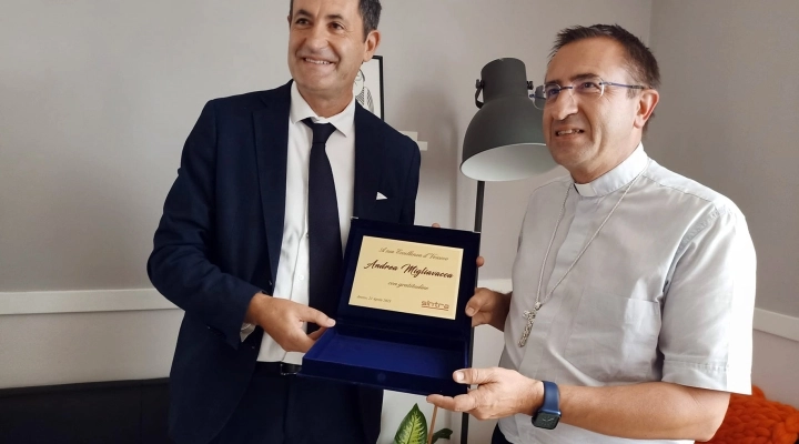 Monsignor Andrea Migliavacca in visita ai lavoratori di Sintra