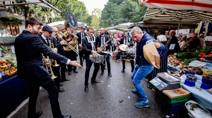 “Milano la città che sale”: dal 2 al 4 ottobre musica itinerante nei mercati rionali e dal 5 al 7 ottobre i suoni dal mondo dei “Nuovi rituali urbani” in piazza Leonardo Da Vinci