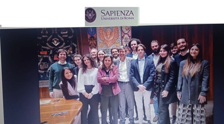 A Cura di Valentina Busiello      Comunicazione e Sostenibilita’ , l’Universita’  di Roma La Sapienza, la   Magnifica Rettrice, la Dottoressa Antonella Polimeni.  