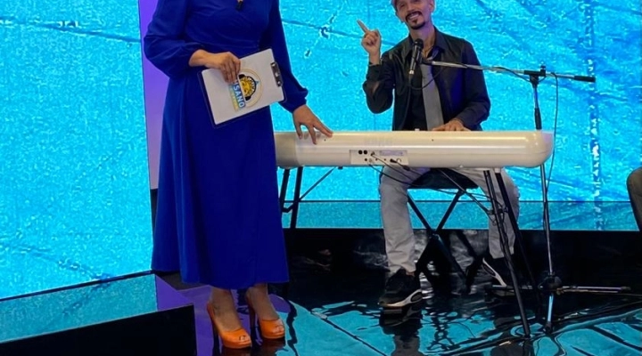 Alex Parravano pianista e cantante su Cusano Italia TV 