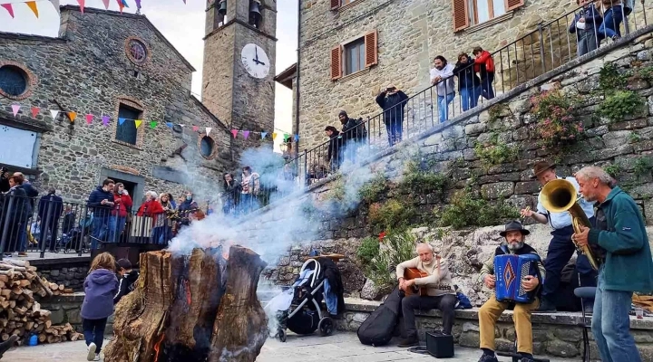 Festa di Castagnatura due giornate di eventi nel borgo di Raggiolo