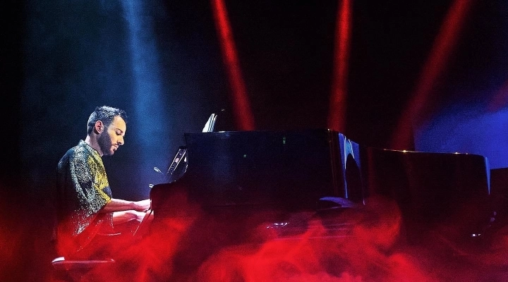 Alessio Ruggio, il pianista italiano che ha conquistato la Francia, torna con “Alchimie”