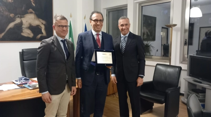 Il Nuovo Sindacato Carabinieri consegna una targa all’assessore alle Infrastrutture e alla Mobilità della Regione Siciliana Alessandro Aricò