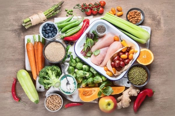 Alimentazione Sana per uno Stile di Vita Attivo: Nutrire il Corpo per il Successo