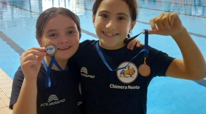 Le sincronette della Chimera Nuoto in vasca per il Saggio di Natale