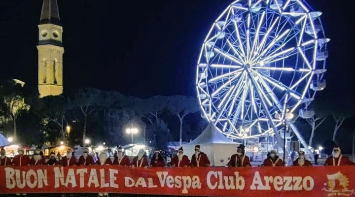 Una parata natalizia di vespisti tra vie e piazze del centro di Arezzo