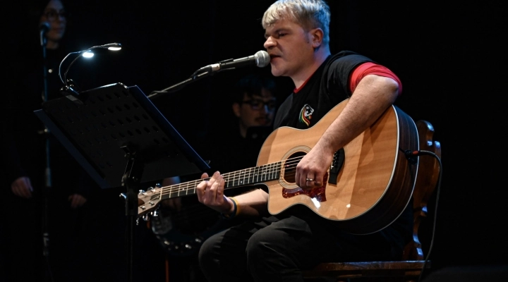 Grande successo al Teatro Capocroce di Frascati per il cantautore Luciano De Cesaris 