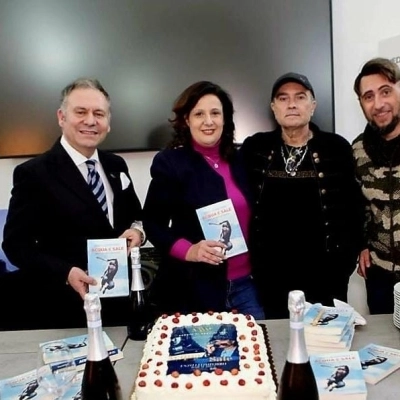 Enzo Leomporro degli AUDIO 2 emoziona i presenti attraverso i racconti e la musica, presenta il suo primo libro, “Acqua e Sale”